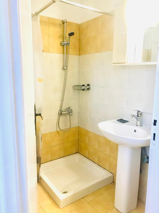 Room In Studio - Studio Banos Apartments And Swimming Pool 로다 외부 사진