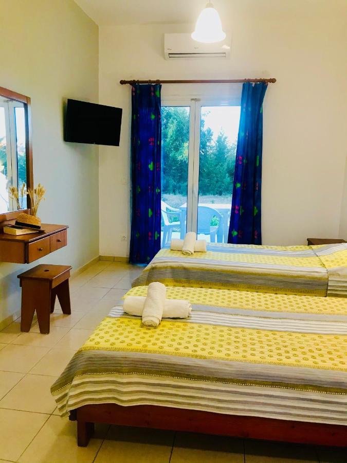 Room In Studio - Studio Banos Apartments And Swimming Pool 로다 외부 사진