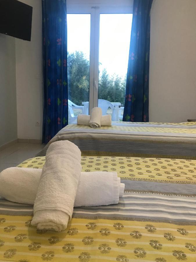 Room In Studio - Studio Banos Apartments And Swimming Pool 로다 외부 사진