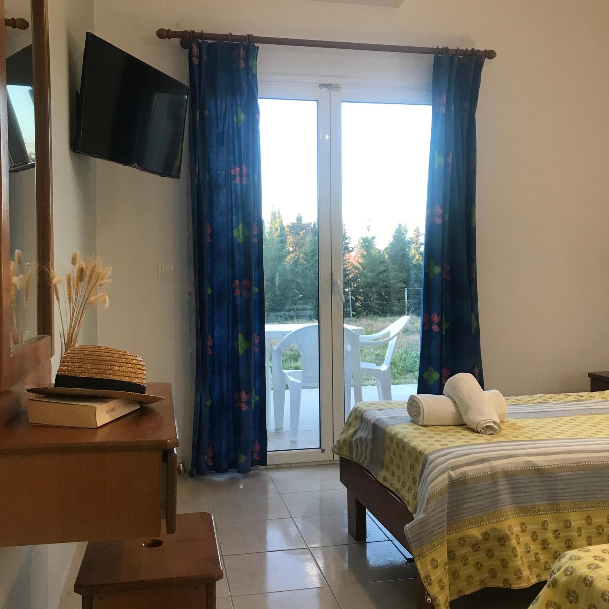 Room In Studio - Studio Banos Apartments And Swimming Pool 로다 외부 사진